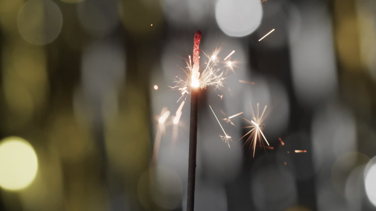 Video in primo piano di una stella filante con effetto bokeh e spazio per il testo su sfondo nero