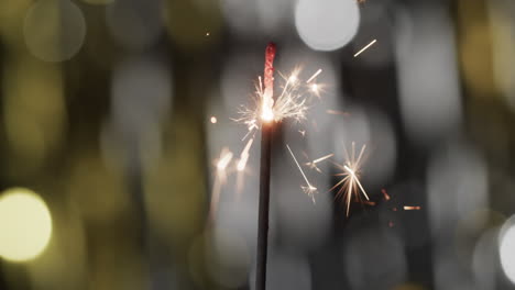 video de primer plano de sparkler con bokeh y espacio de copia en fondo negro