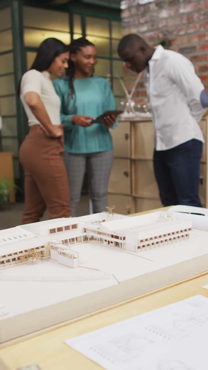 video vertical de diversas diseñadoras y diseñadores hablando en la oficina