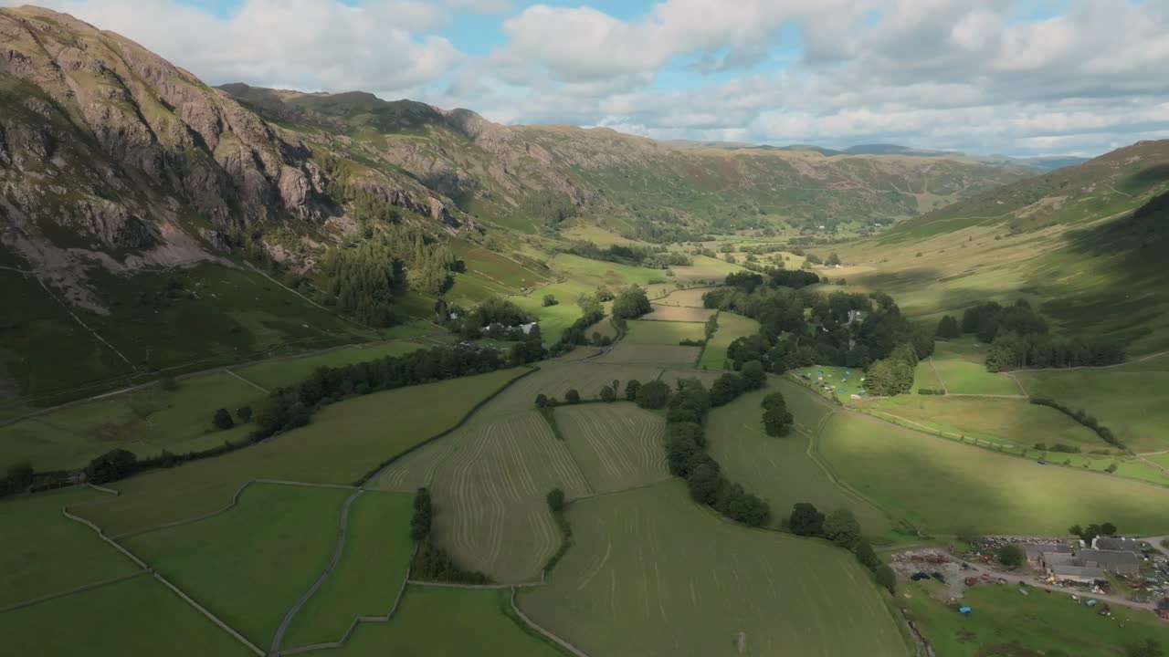 Den brede, grønne Great Langdale-dalen med flekker av sommersol. Lake District, Cumbria, Storbritannia