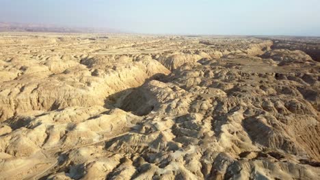 vista aérea sobre un gran wadi con roca sedimentaria suave, el desierto de arava