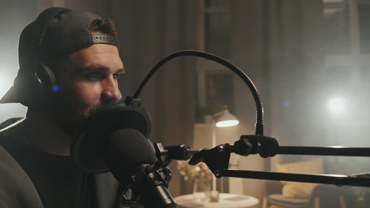 Glad mand optager podcast i stuen