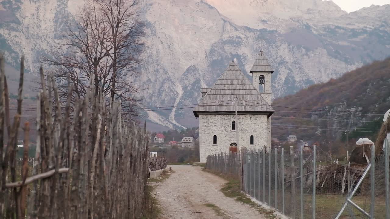 hermoso valle de theth y iglesia de thethi en los alpes albaneses de albania