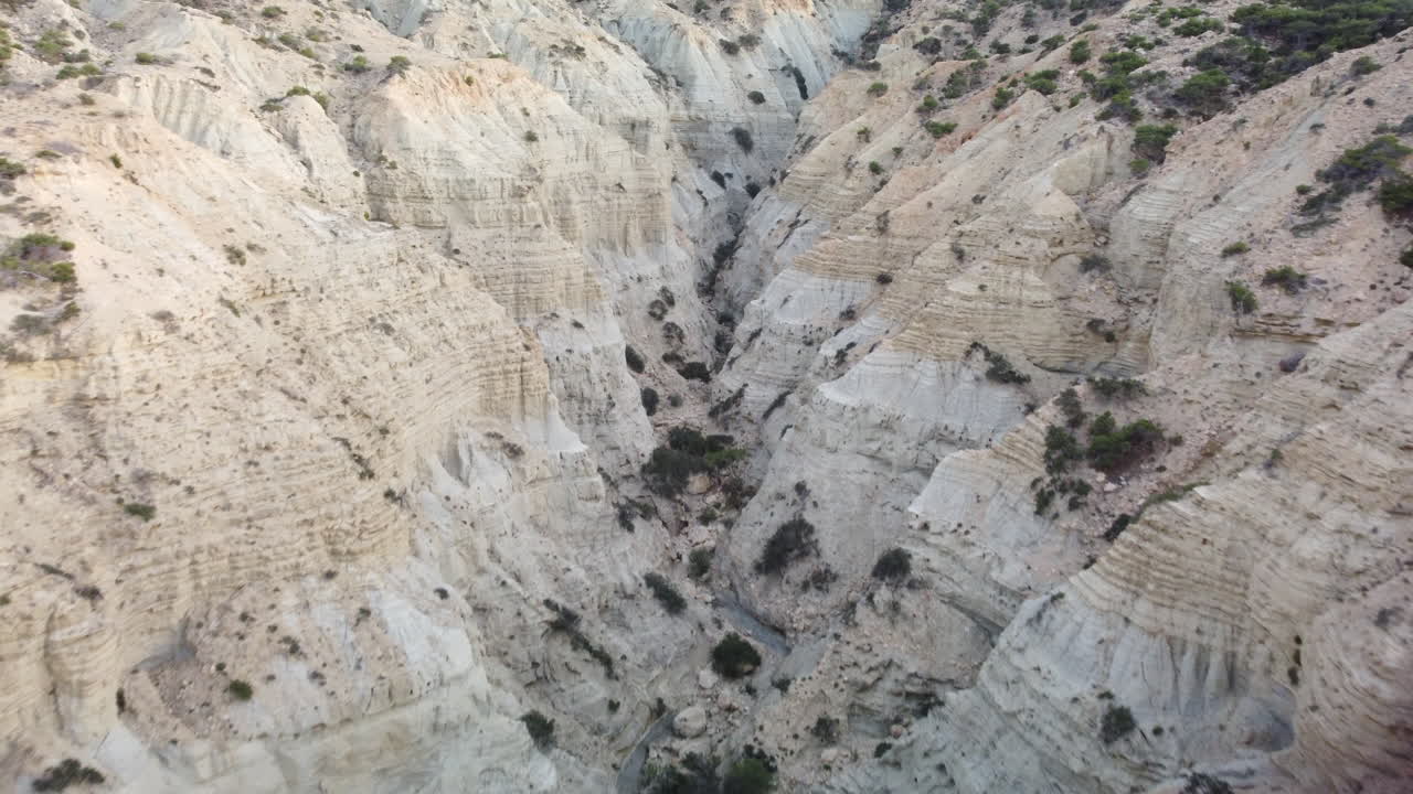 vista aérea de una montaña rocosa, isla de gavdos, grecia