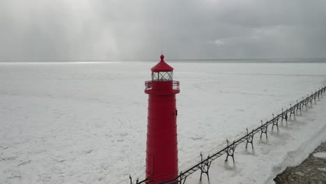 Gran-Refugio,-Faro-De-Michigan-En-El-Invierno-En-El-Lago-Michigan-Con-Vista-De-Círculo-De-Drones