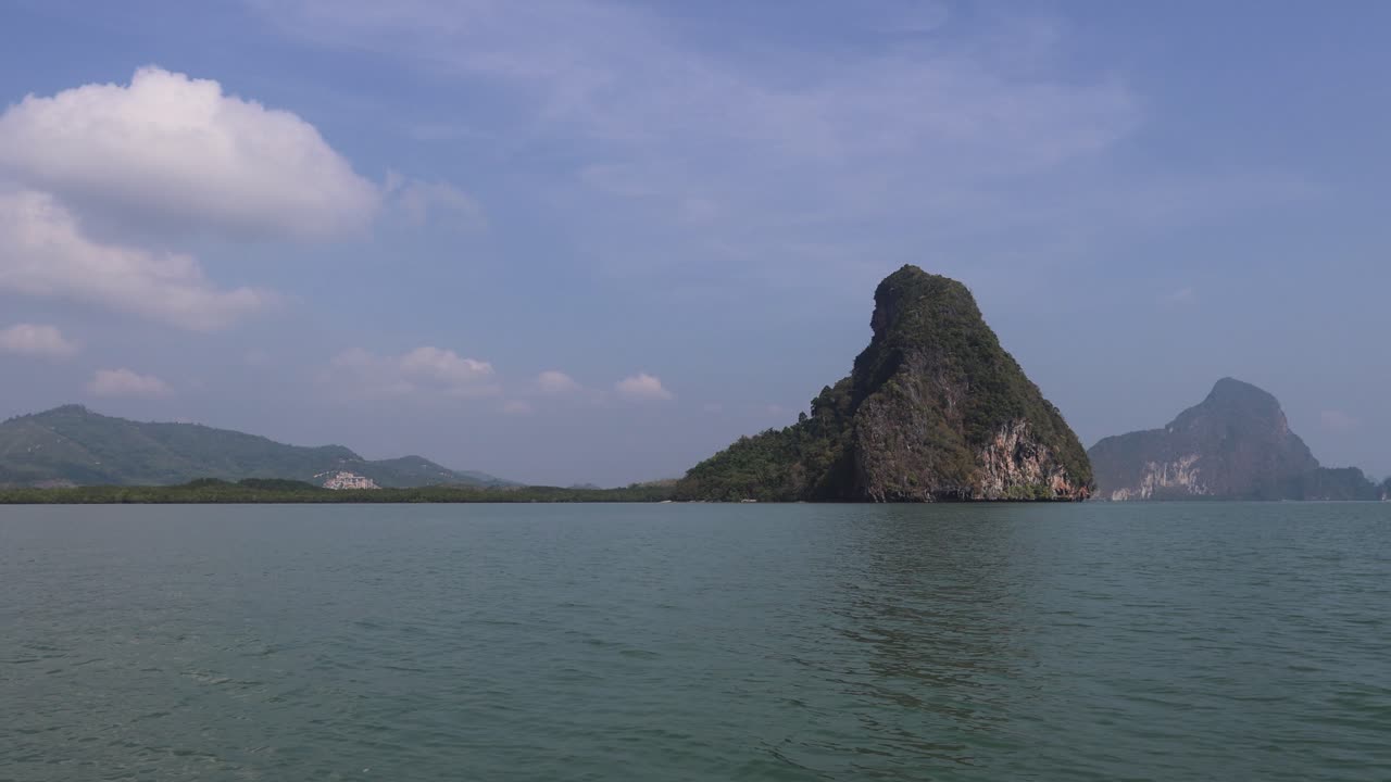 поездка на лодке по спокойному островному ландшафту