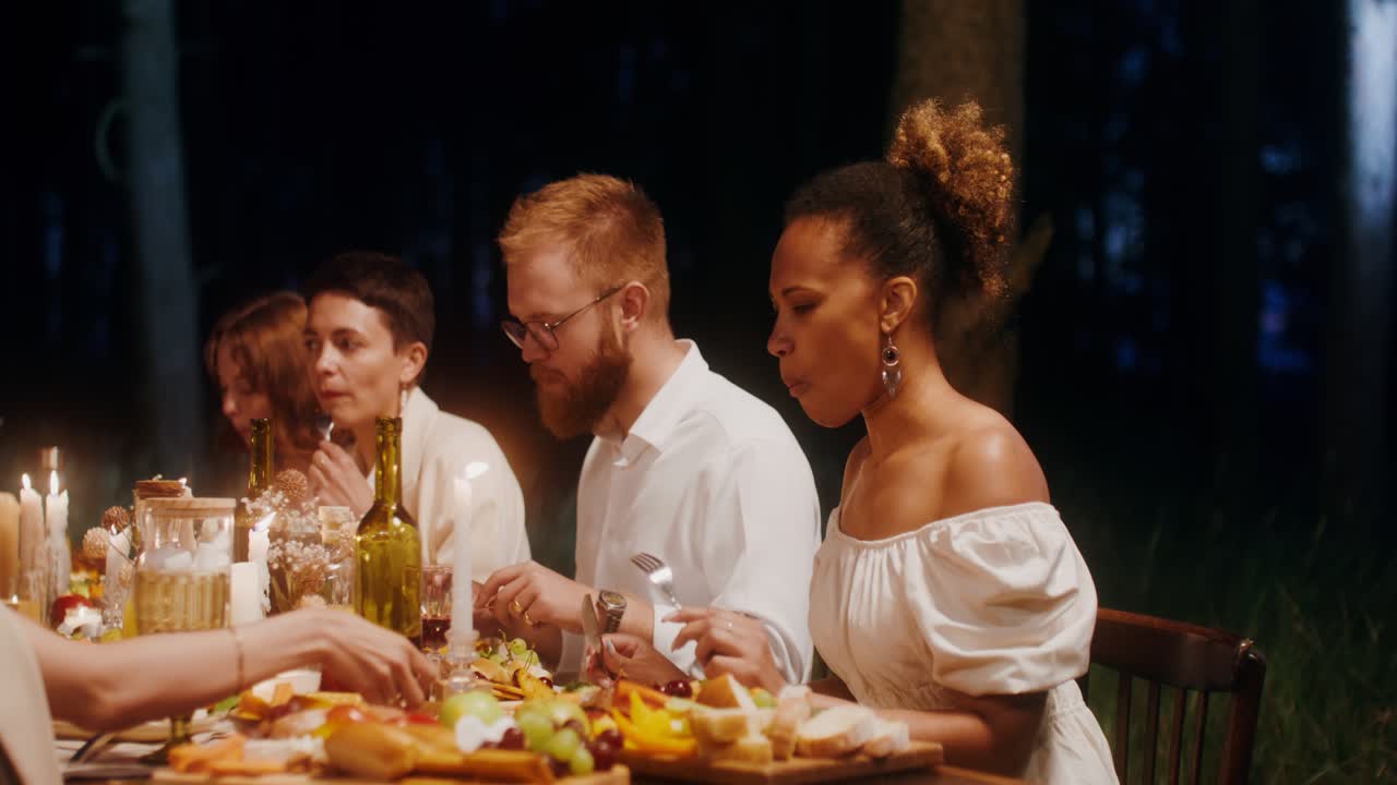 cena al aire libre en el bosque