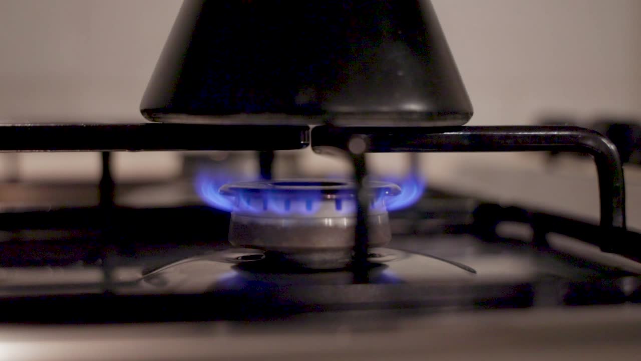 모카 포트 커피 메이커를 가열하는 가스 버너