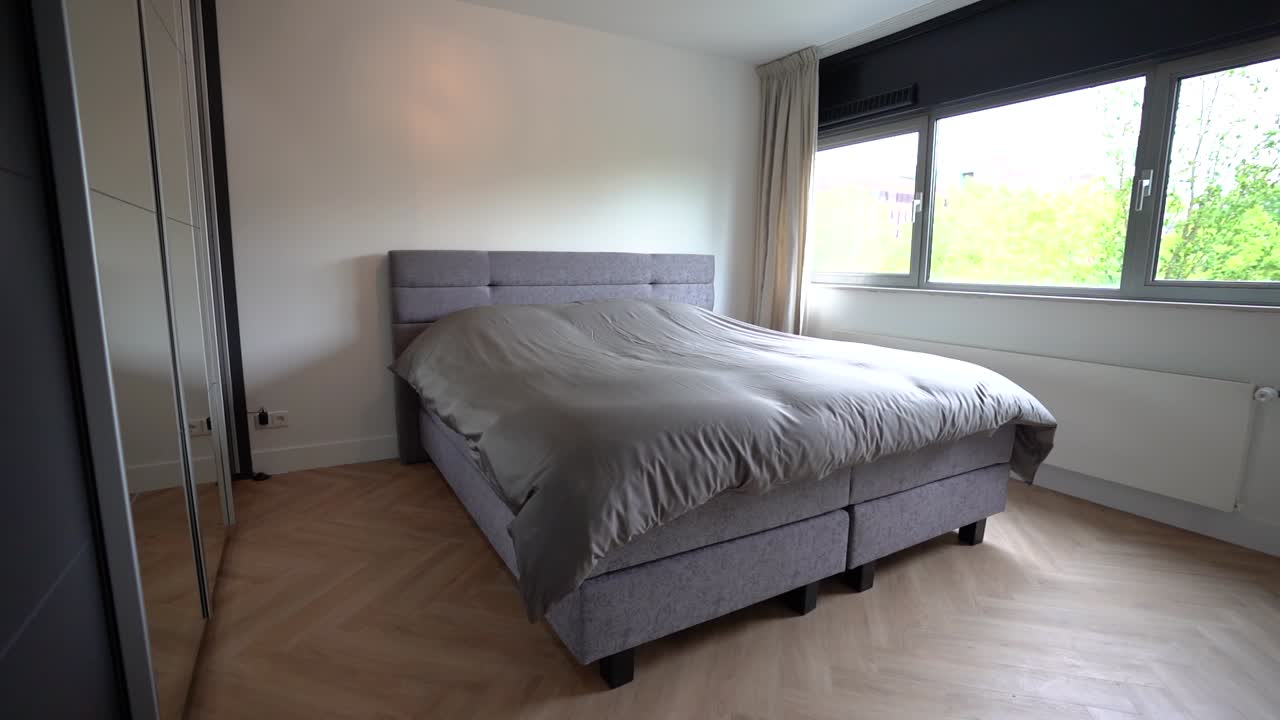 낮에 부드러운 침대가 있는 아 ⁇ 한 침실