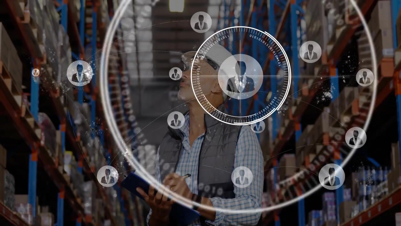Ispettore logistico che monitora l'inventario in magazzino, con sovrapposizioni di dati e icone