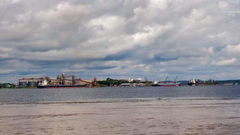 Kreuzfahrt-Auf-Dem-Amazonas.-Blick-Auf-Die-Stadt-Santarem-In-Der-Ferne-Von-Einem-Boot-Aus,-Brasilien