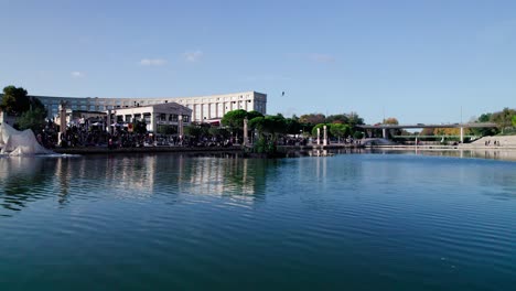 Coole-Antenne-über-Reflektierendem-Blauem-Wasser-In-Einer-Wunderschönen-Französischen-Stadt-An-Einem-Atemberaubenden-Tag