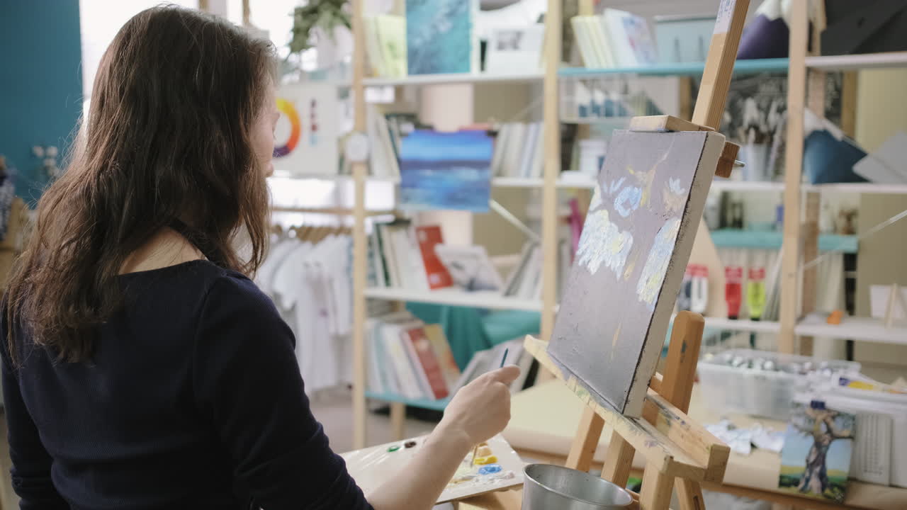 예술 스튜디오 에서 캔버스 를 그리는 여자