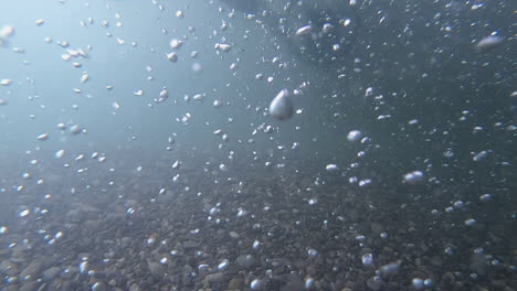 los buzos de tecnología utilizan scooters en el buceo en ríos turbulentos de alta corriente