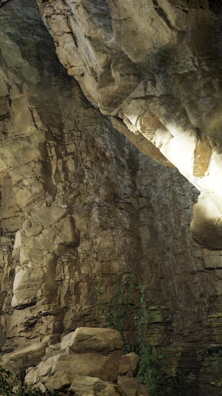 Esplorando una grotta rocciosa con luce naturale durante il giorno.