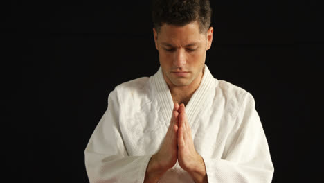 hombre practicando karate