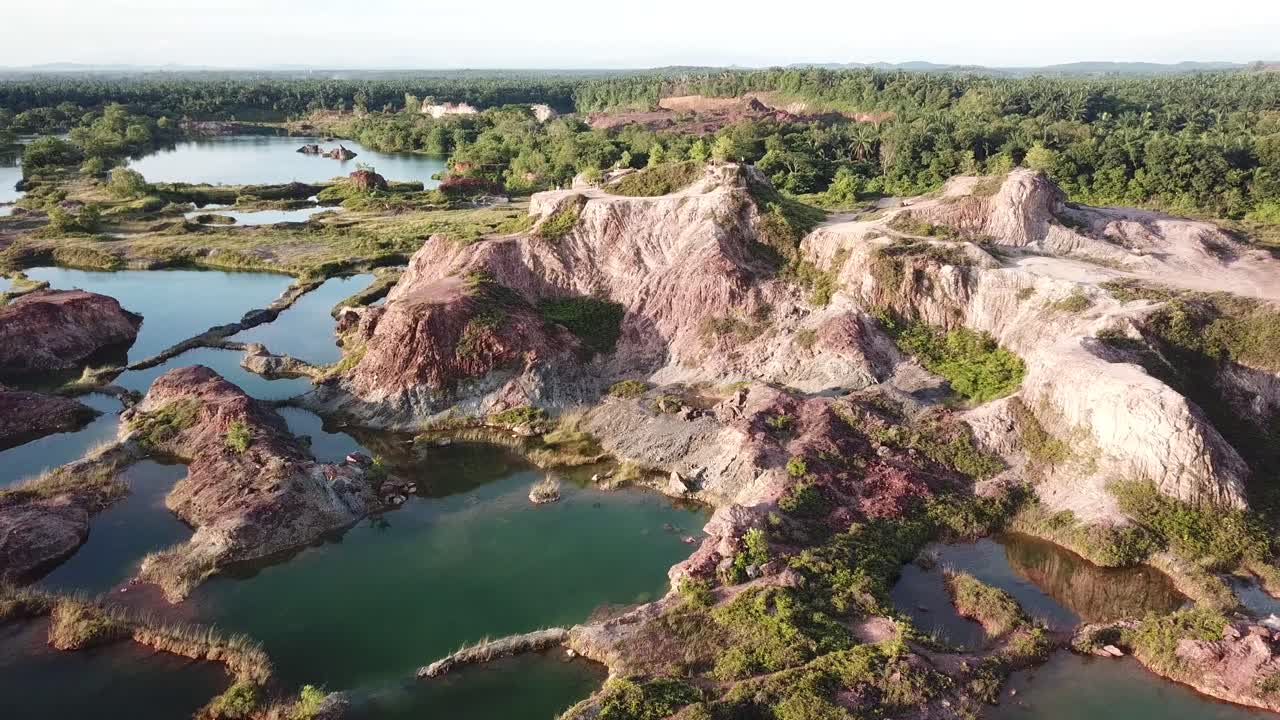 взгляд с воздуха на голубое озеро вокруг букит-катак, гуар-петай, пенанг, малайзия.