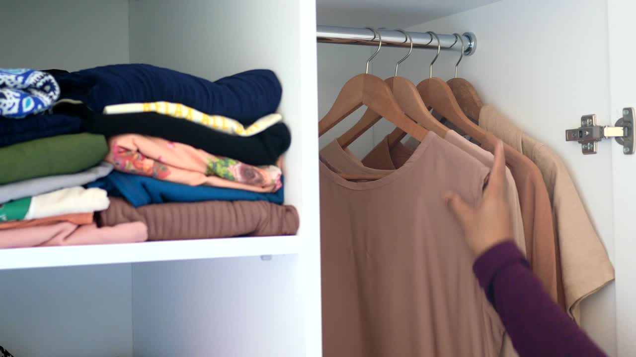 개 와 선반 에 옷 을 놓은 정리 된 옷장