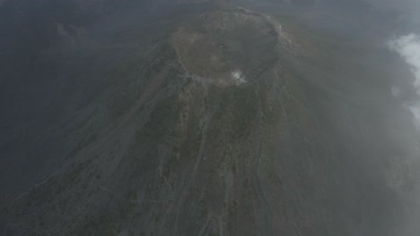 vista de avión no tripulado del volcán izalco en el salvador con el paisaje volcánico circundante