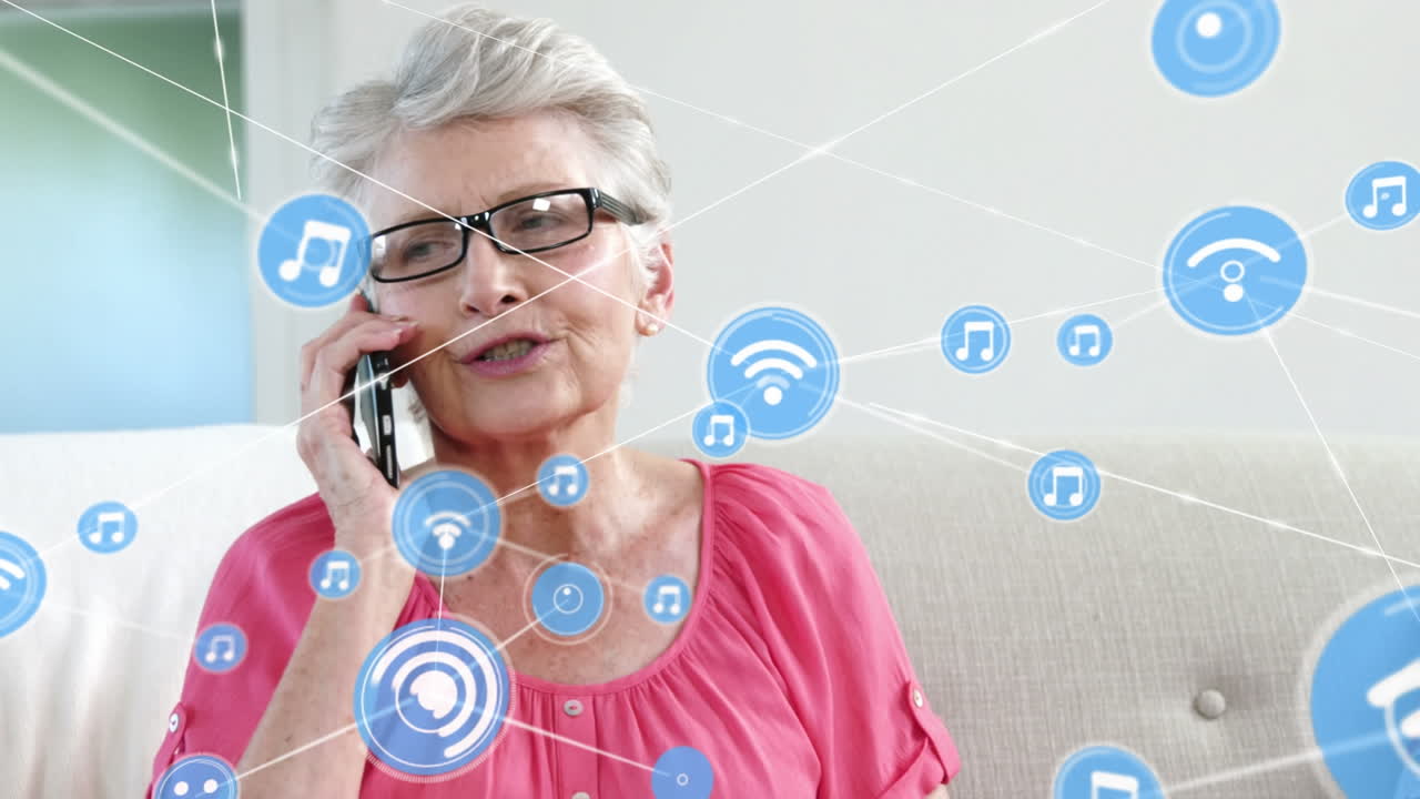 Animazione di connessioni su una donna anziana caucasica che effettua una telefonata.