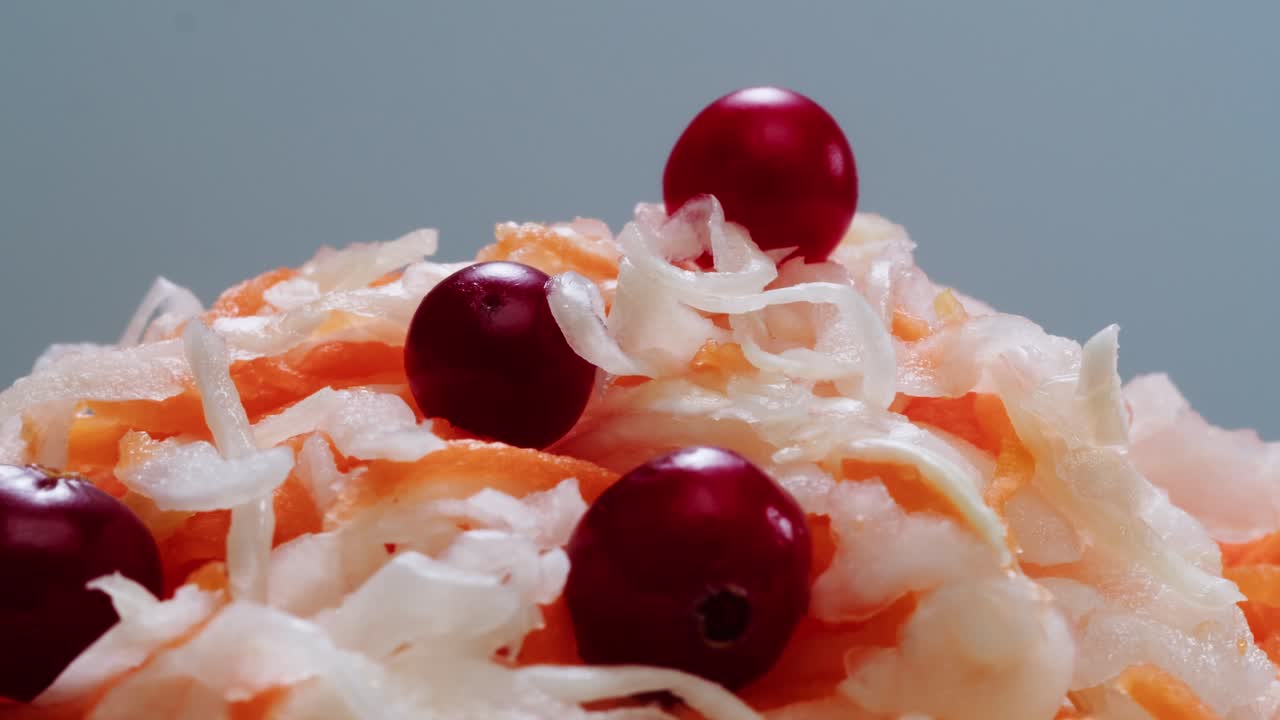 소크라우트 (sauerkraut) 는 소금 잔디를 보존하는 다양한 종류의 콩입니다. 나무 테이블에 당근과 러드 콩과 함께 소금 콩을 넣은 가정용 소크라우드. 고품질의 4k 영상.