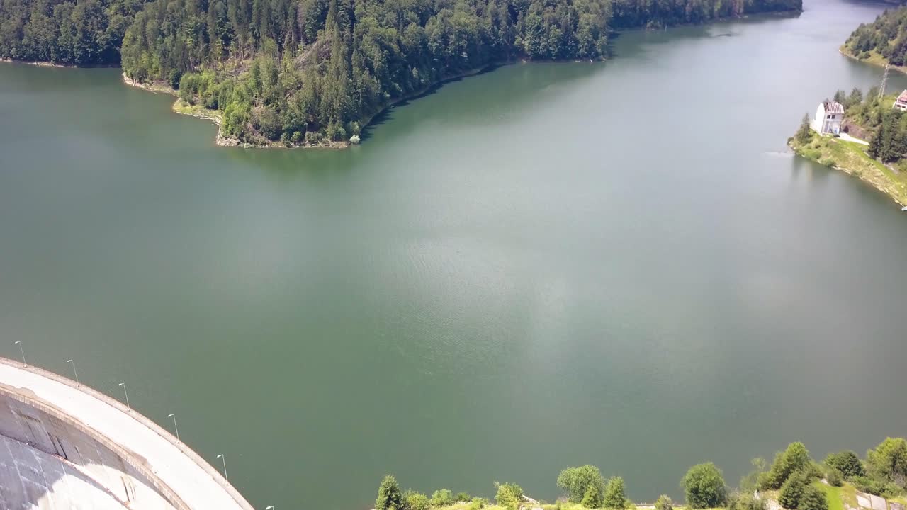 루마니아 산맥을 드러내는 해변 마을과 도로에서 시작하는 공중 드론 샷