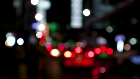 luces nocturnas borrosas bokeh de coches en el tráfico en la carretera por la noche. abstract brillante borroso colorido bokeh. luces bokeh en el fondo nocturno de la ciudad