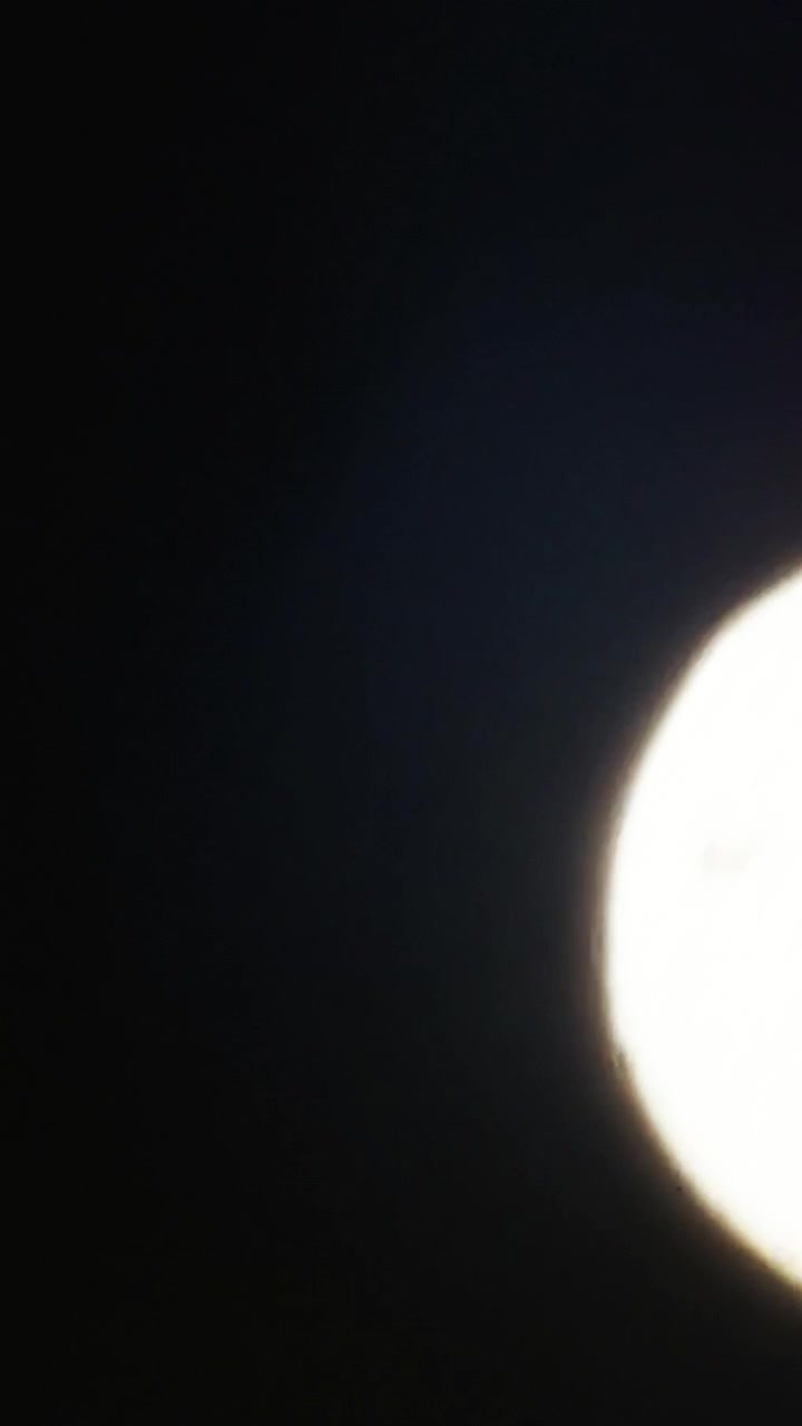 Reflexo de Luz Circular Brilhante Aparecendo Contra um Fundo Escuro