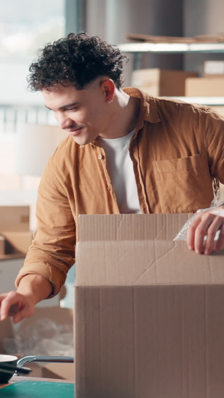 Joven embalando un producto en una caja de cartón para su envío