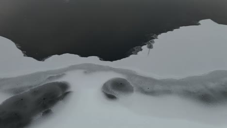 formaciones de hielo en un lago congelado