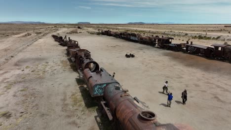 Cementerio-De-Trenes,-Salar-De-Uyuni,-Región-De-Uyuni,-Bolivia