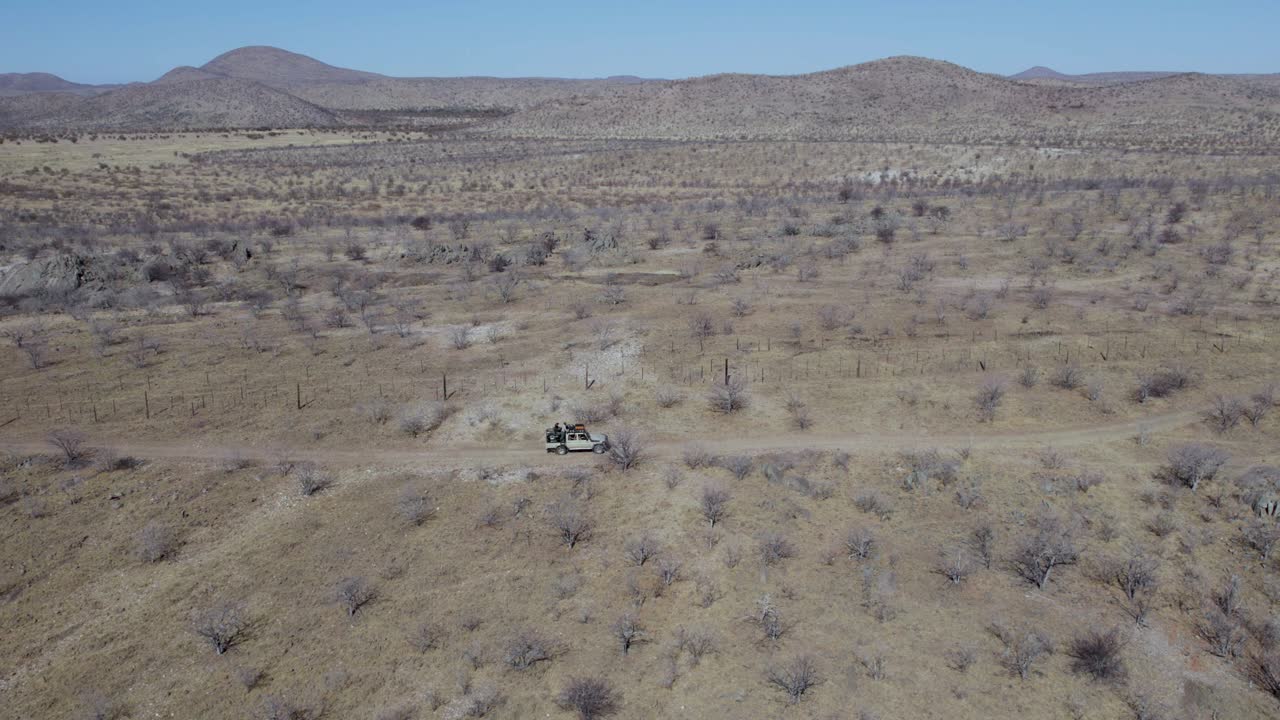 카오코랜드, 나미비아, 아프리카의 산악 도로를 따라 운전하는 사파리 차량 - 공중 드론 샷