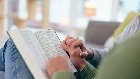 biblia, libro de lectura o pareja cogida de la mano