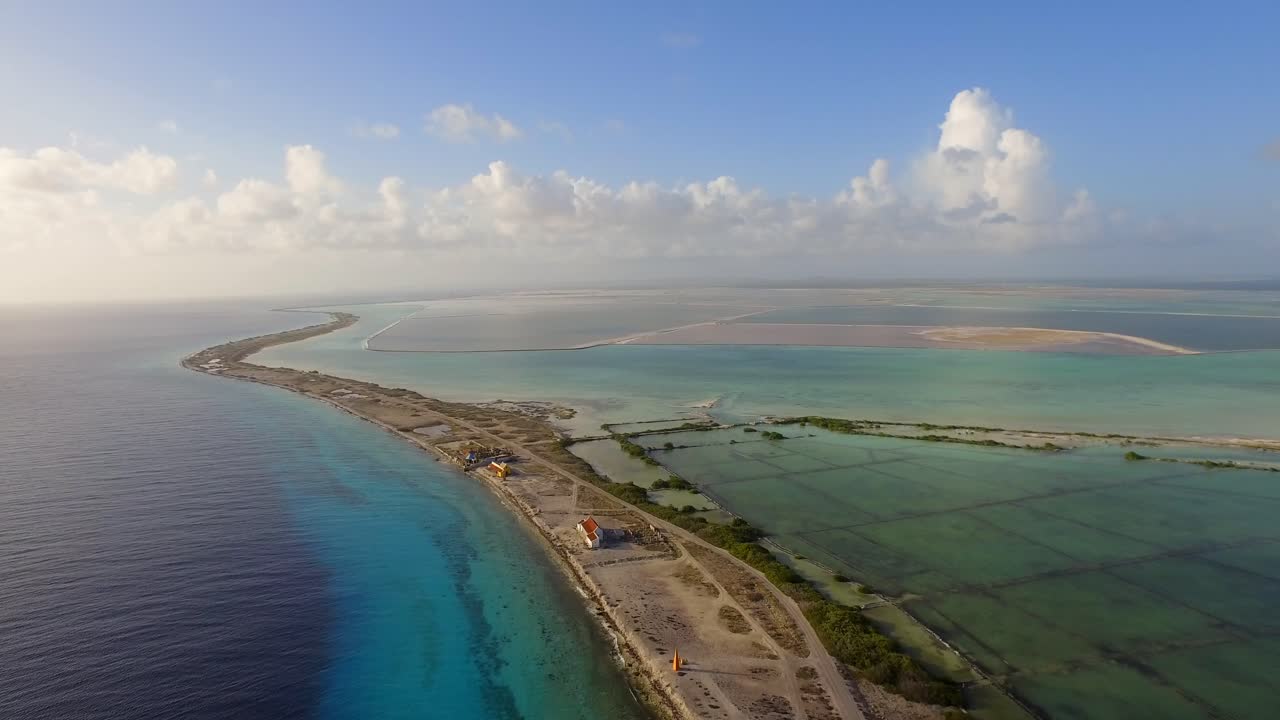los monumentos y chozas de esclavos de bonaire