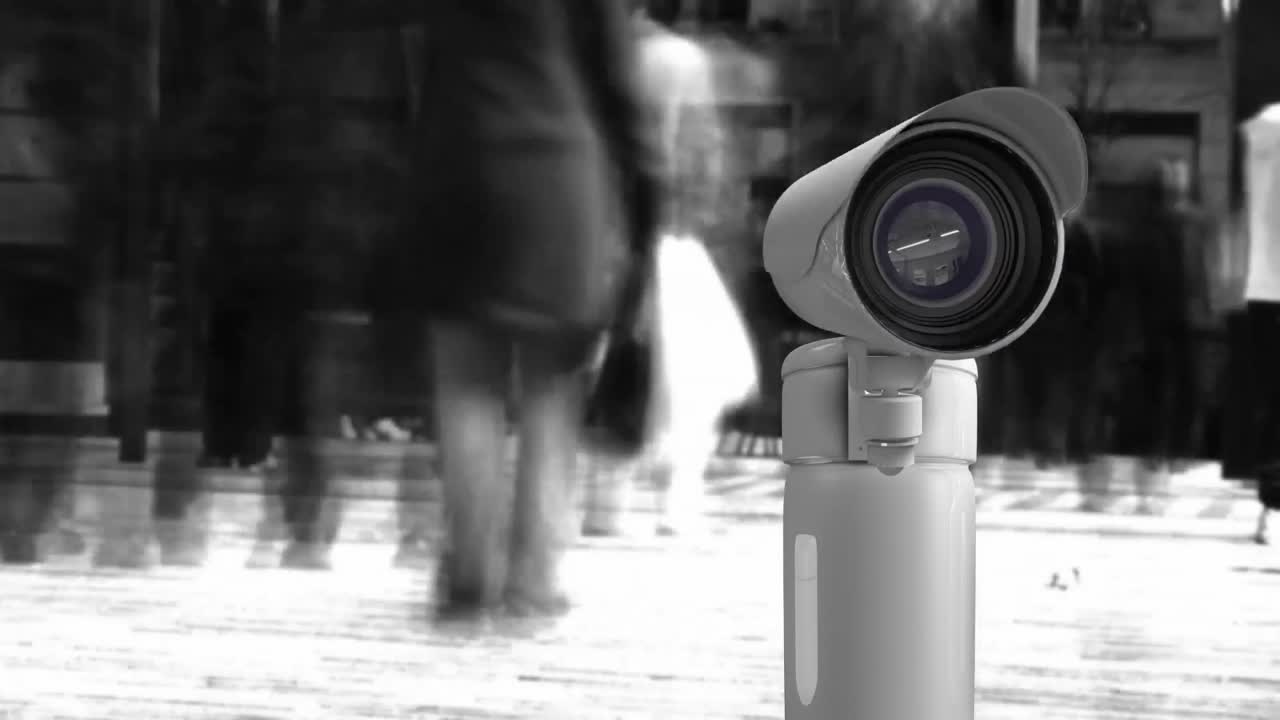 Persone che camminano e telecamera di sorveglianza