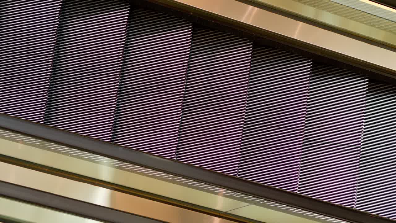 움직이는 비어있는 에스컬레이터의 클로즈업, 4k 영상, 아무도, 높은 각도 뷰.