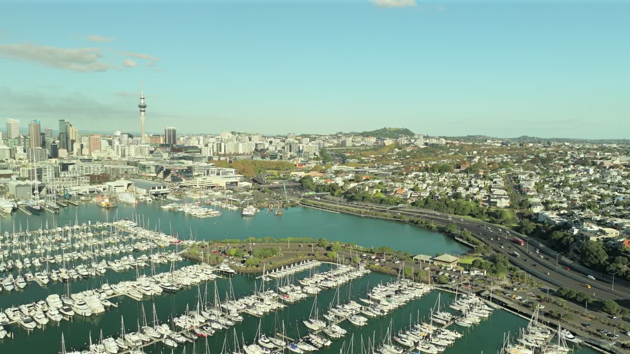 Città di Auckland con Sky Tower, Ponte e Monte Eden.
