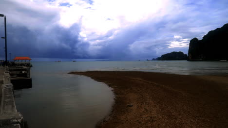 Looking-around-the-beach-near-me-on-vacation