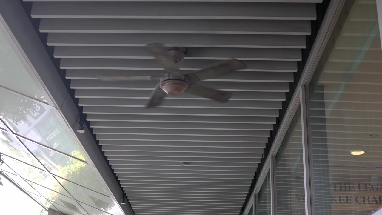 Ventilatore a soffitto in funzione su un moderno patio esterno