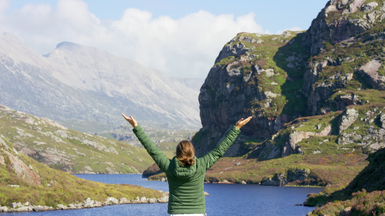 vista trasera de una mujer joven de pie con abierto