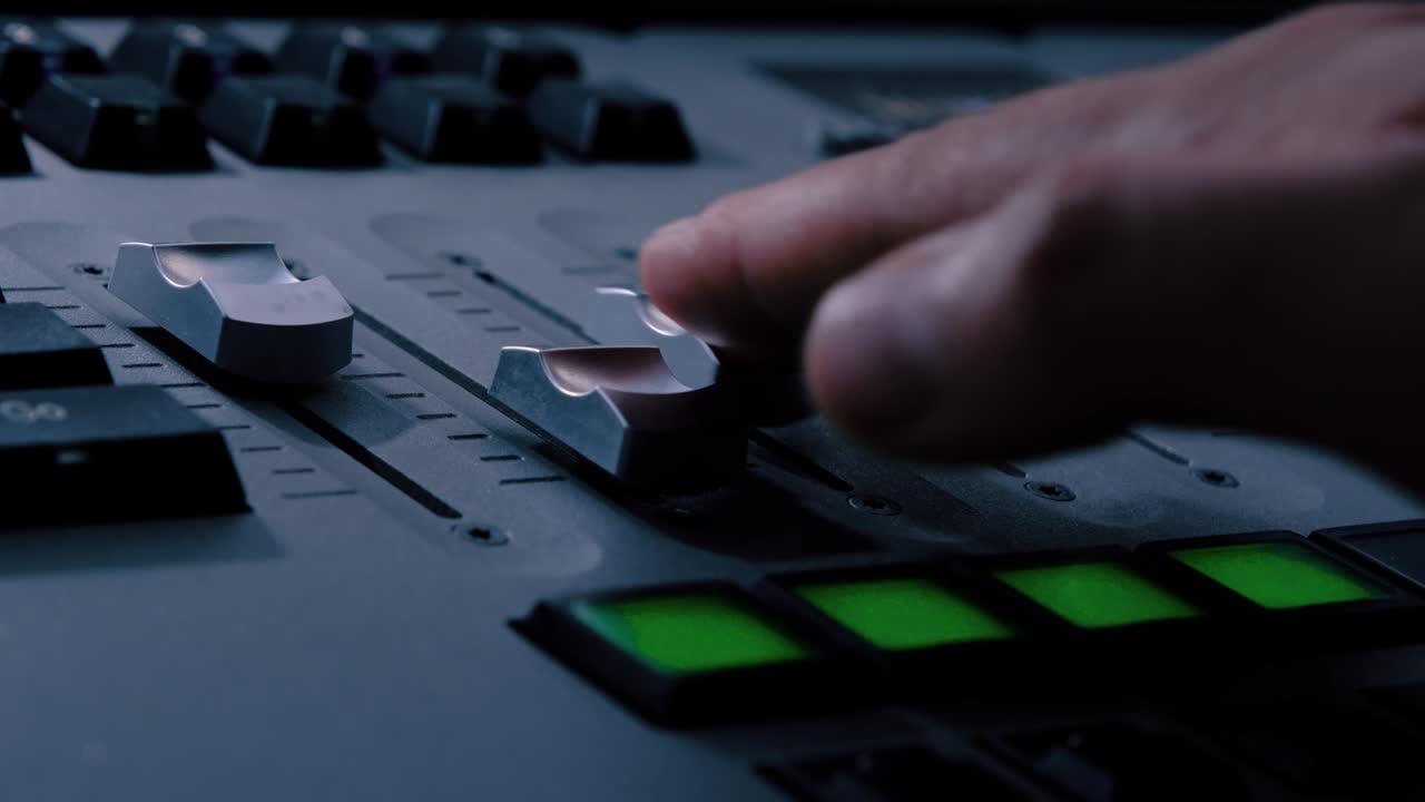 máquina eléctrica en la mesa para trabajar de diseñador de sonido o dj de club en una fiesta en un club nocturno. ocupación para el estilo de vida moderno, objetos para escuchar en el fondo. reproductor musical para sintonizar el escenario de cerca