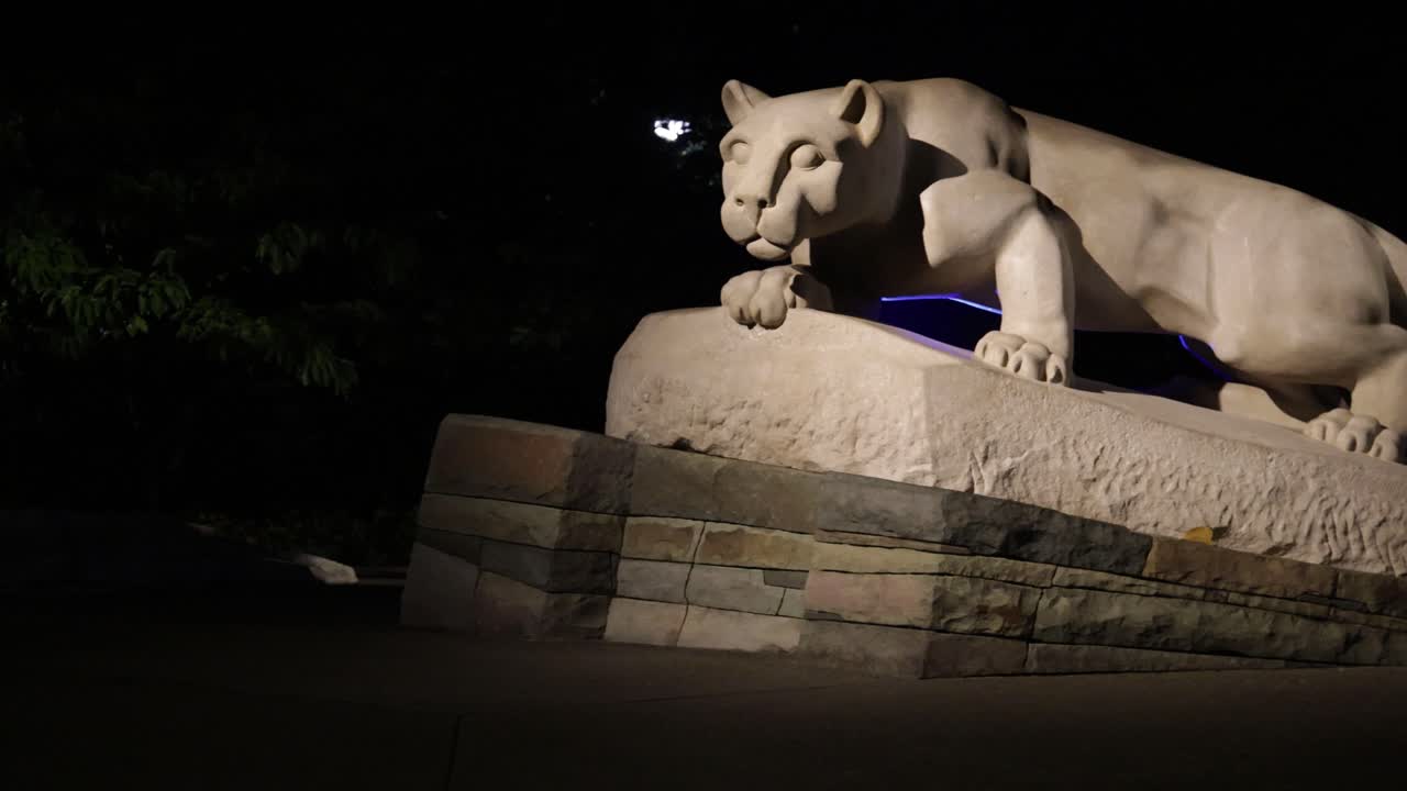 펜실베이니아 주립 대학교 (penn state university) 의 니타니 라이온 사원 (nittany lion shrine) 에서 밤에 왼쪽에서 오른쪽으로 비디오를 회전시킨다.