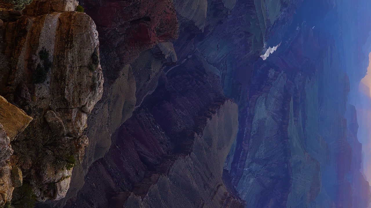 vier vertical de impresionante y colorido atardecer en el gran cañón, arizona