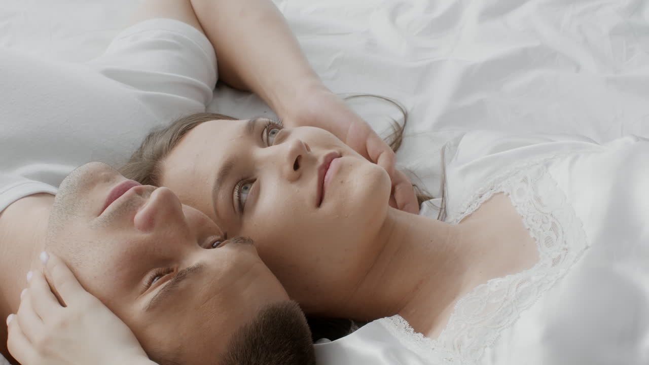 pareja relajándose en la cama