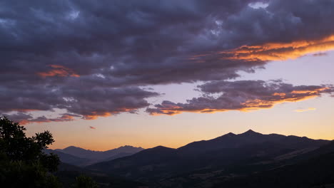 puesta de sol sobre las montañas