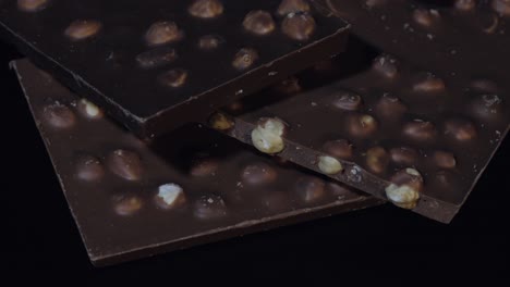 Dunkle-Schokoladenblöcke-Mit-Nüssen,-Details,-Langsames-Nahaufnahme-Makro.-Schokoladenriegel