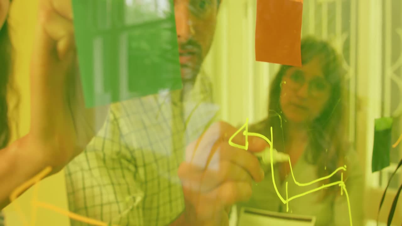 profesionales creativos de la generación del milenio trabajando en una oficina creativa