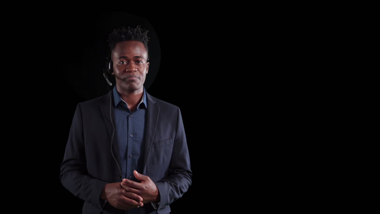 hombre de negocios afroamericano hablando sobre un fondo negro