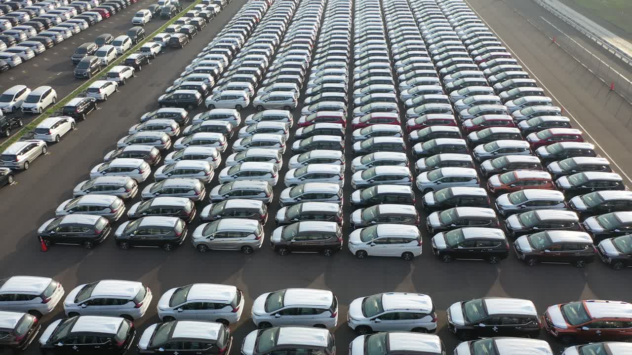 주차장에서 자동차의 큰 재고