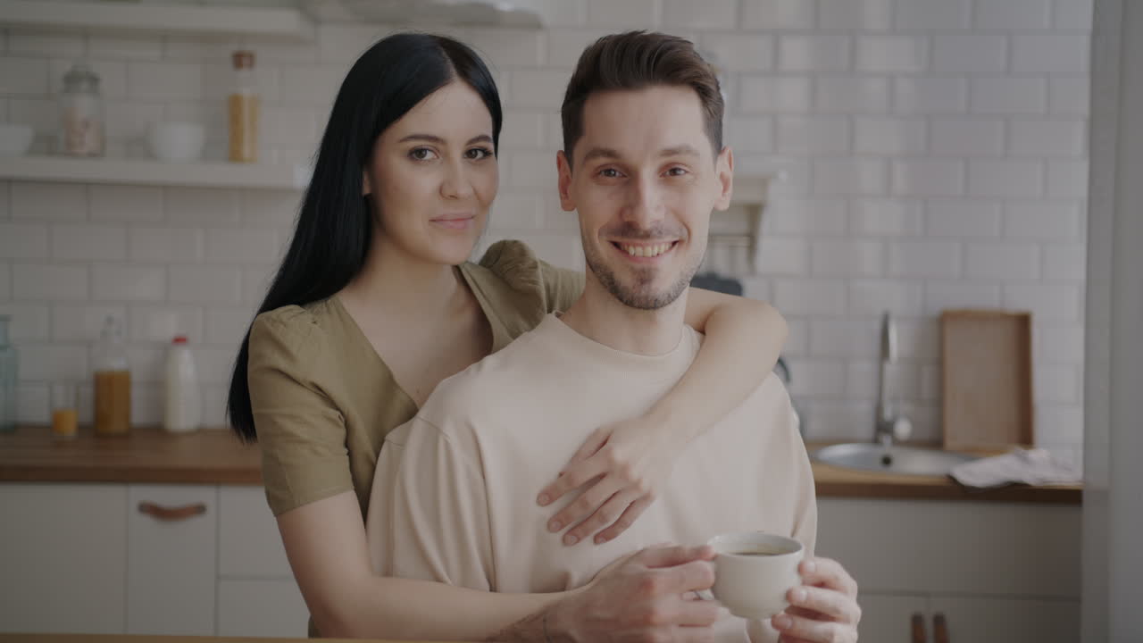 Coppia felice che si gode il caffè in cucina